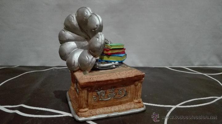 Antig&uuml;edades: Caja con forma de gramofono antiguo - Foto 1