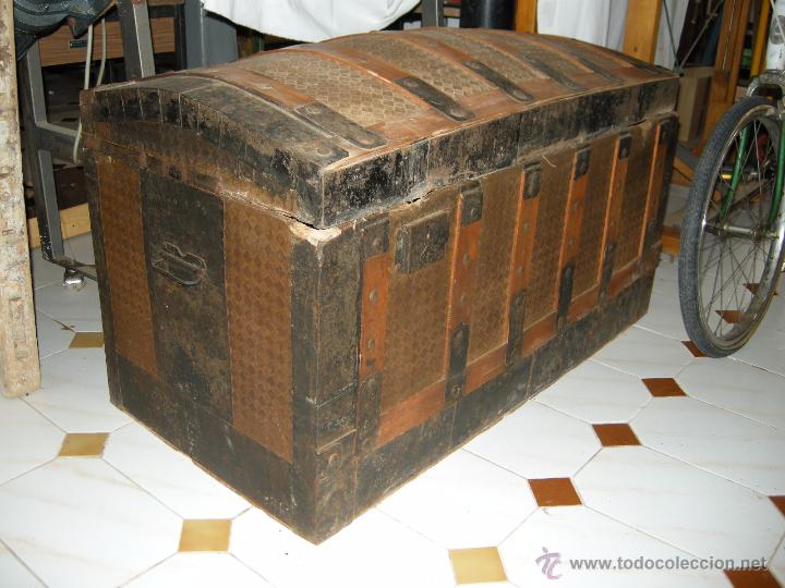 Antig&uuml;edades: Ba&uacute;l de chapa con madera interior - Foto 1