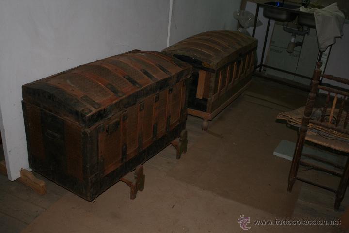 Antig&uuml;edades: Ba&uacute;l de chapa con madera interior - Foto 2