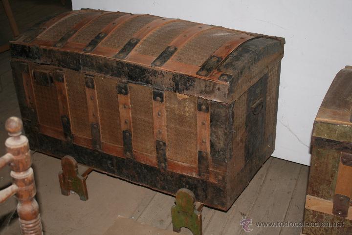 Antig&uuml;edades: Ba&uacute;l de chapa con madera interior - Foto 3