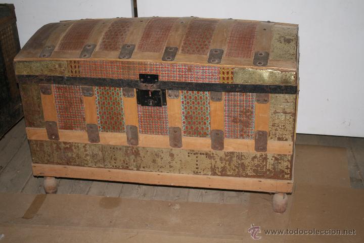 Antig&uuml;edades: Ba&uacute;l de chapa con madera interior - Foto 2