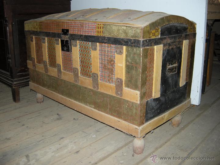 Antig&uuml;edades: Ba&uacute;l de chapa con madera interior - Foto 3