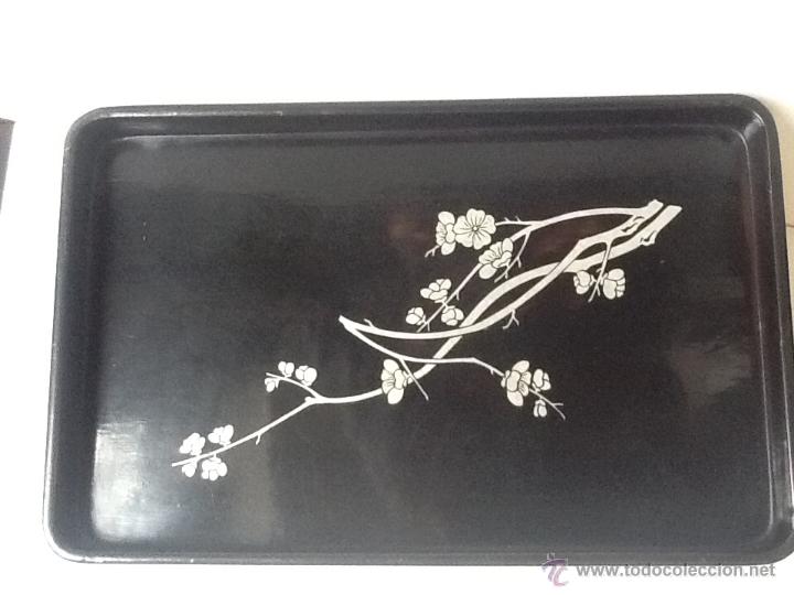 Antig&uuml;edades: Bandeja lacada negra, con dibujos de bamb&uacute;. - Foto 2