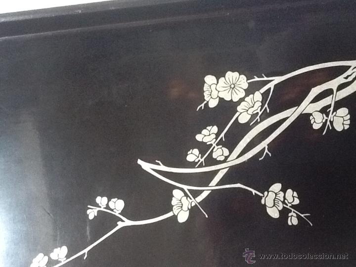 Antig&uuml;edades: Bandeja lacada negra, con dibujos de bamb&uacute;. - Foto 3