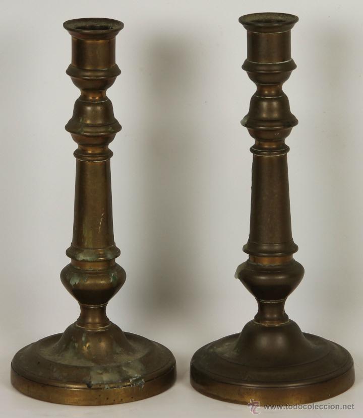 Antig&uuml;edades: PAREJA DE CANDELABROS EN BRONCE. SIGLO XIX. - Foto 1