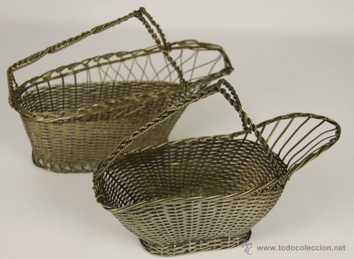 Antig&uuml;edades: 2 PORTABOTELLAS  VINO DE MESA,2 MEDIDAS EN METAL DORADO. A&Ntilde;OS 50.