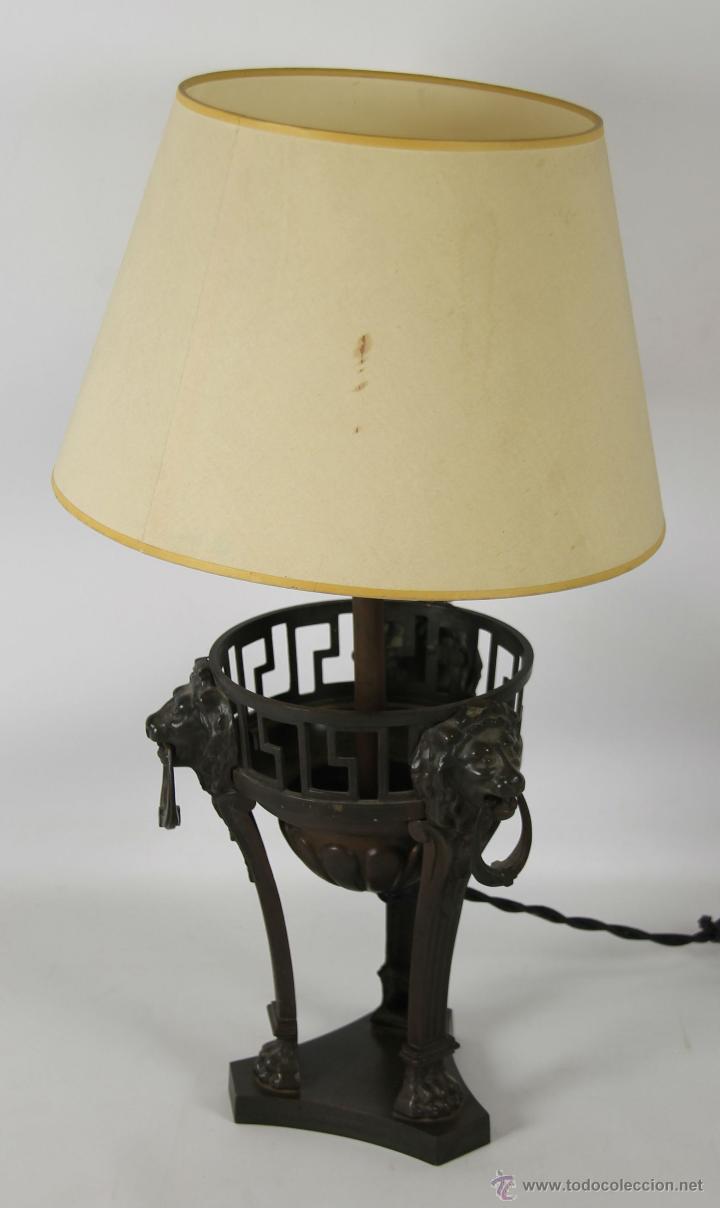 Antiquit&auml;ten: LAMPARA DE SOBREMESA EN LATON. ESTILO IMPERIO. CIRCA 1960.