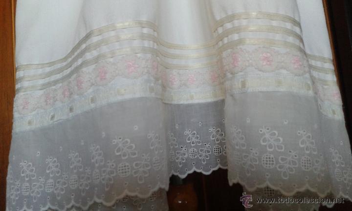 Antig&uuml;edades: VESTIDO DE BEB&Eacute; CON CAPA. - Foto 3