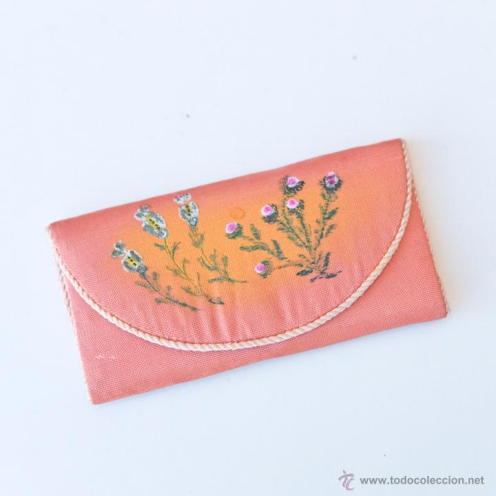 Antiquit&eacute;s: Antiguo alfiletero de seda pintado a mano.
