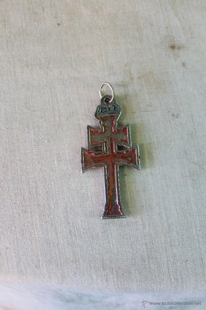 Antig&uuml;edades: cruz de caravaca en metal - Foto 2