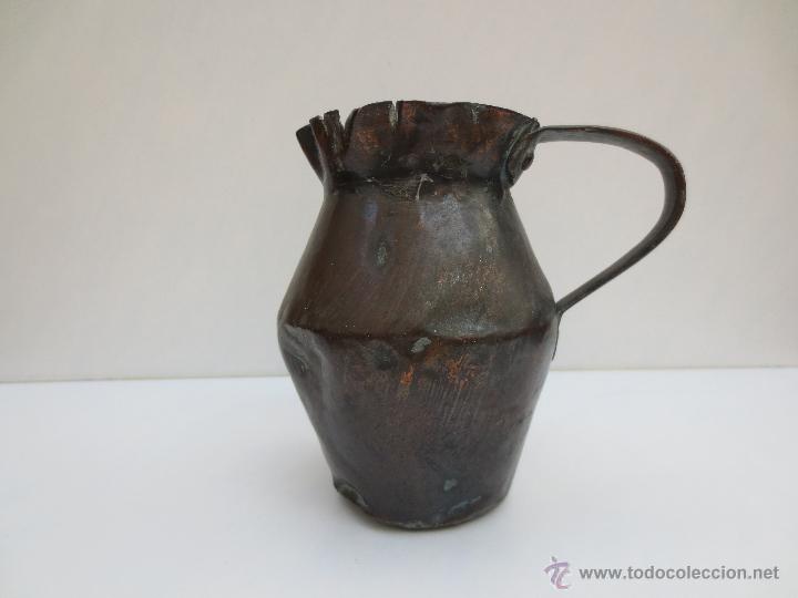 Antig&uuml;edades: JARRA DE COBRE CON ASA REMACHDA. - Foto 1