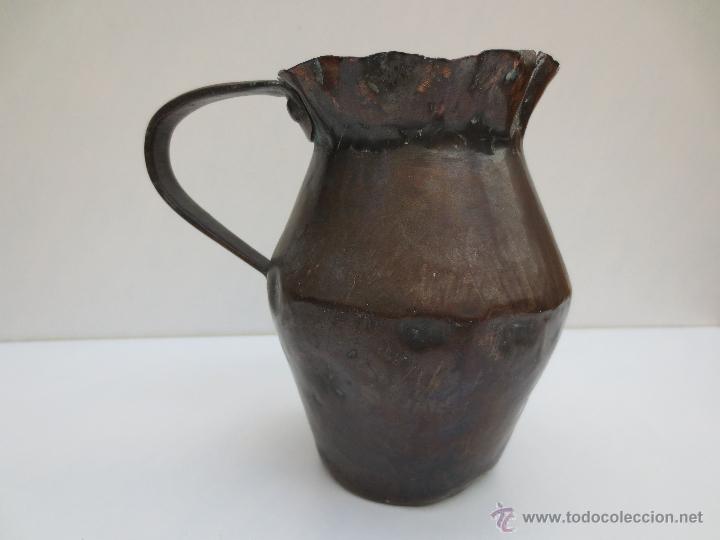 Antig&uuml;edades: JARRA DE COBRE CON ASA REMACHDA. - Foto 3