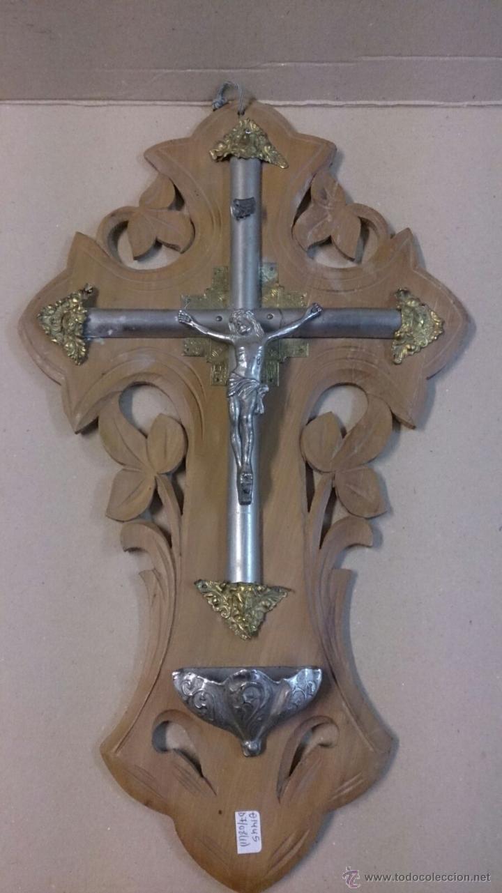 Antig&uuml;edades: Cruz de madera con cristo en metal - Foto 1