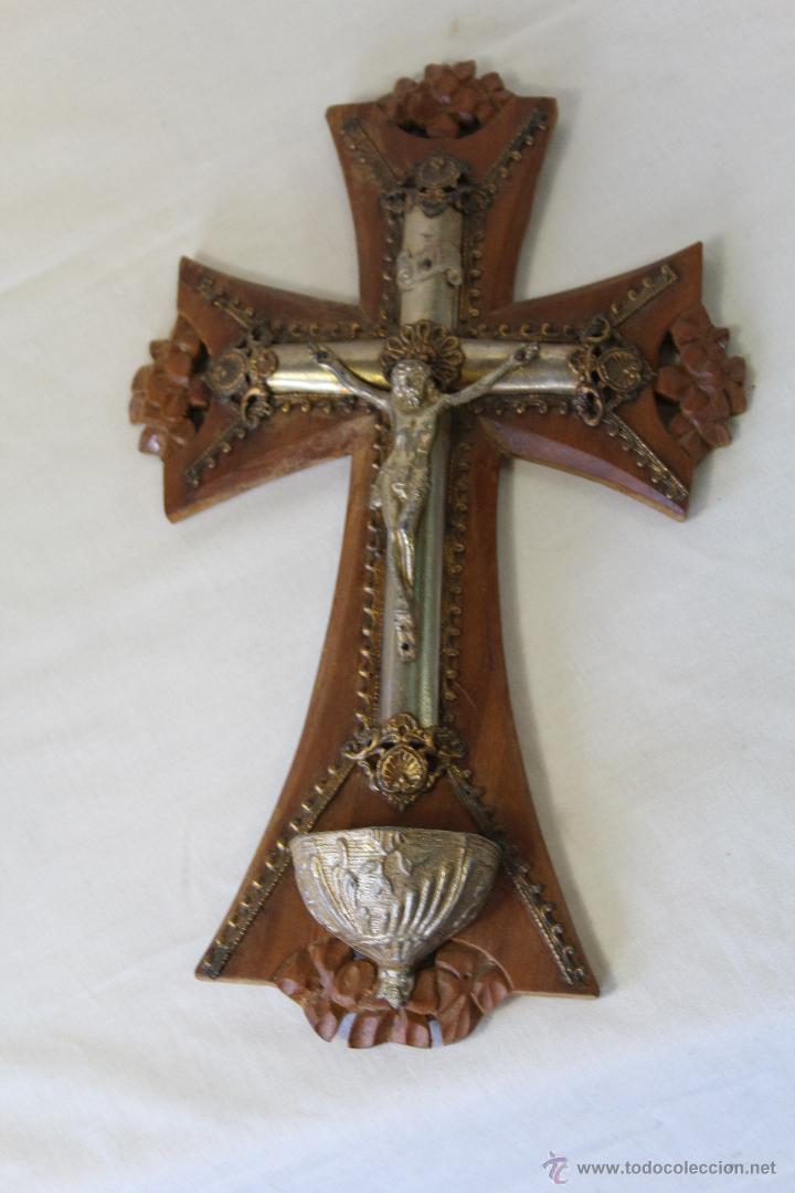 Antig&uuml;edades: CRUZ CON BENDITERA EN METAL Y MADERA DE ARCE - Foto 2