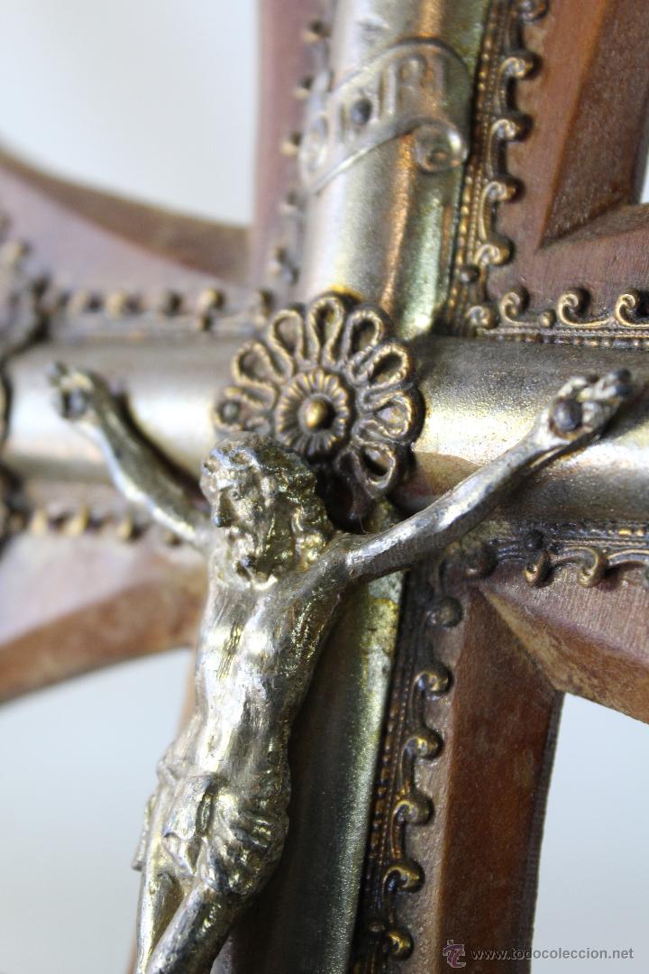 Antig&uuml;edades: CRUZ CON BENDITERA EN METAL Y MADERA DE ARCE - Foto 3