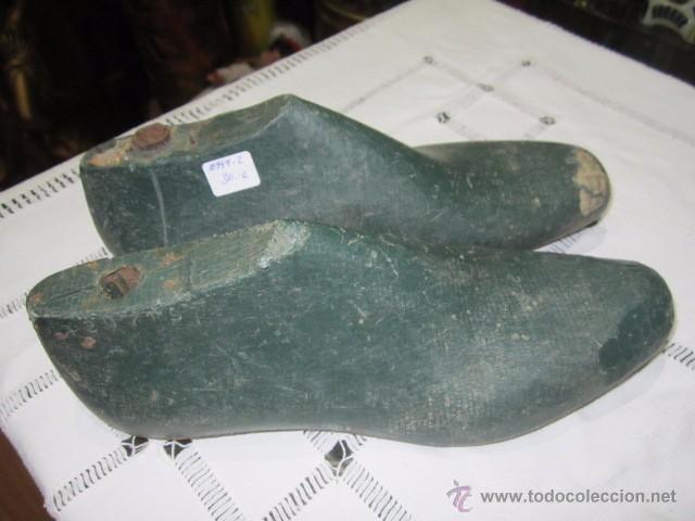 Antiquit&auml;ten: Pareja de moldes hormas de madera para zapatos. 25,5 cms. largo.