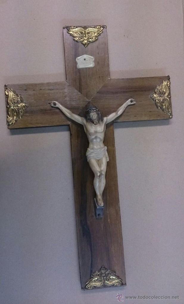 Antig&uuml;edades: Cruz en madera con cristo en celuloide - Foto 1