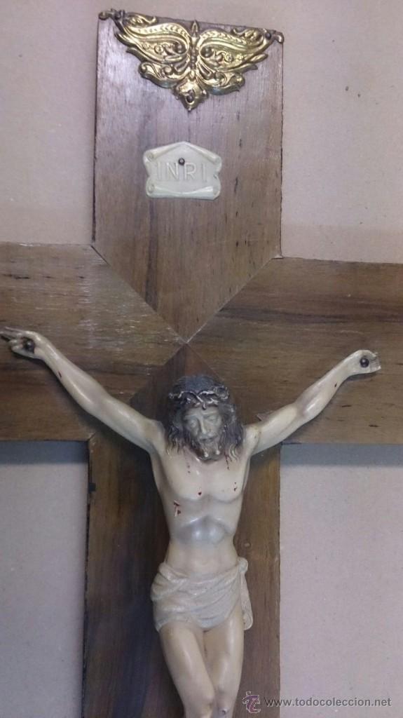 Antig&uuml;edades: Cruz en madera con cristo en celuloide - Foto 2