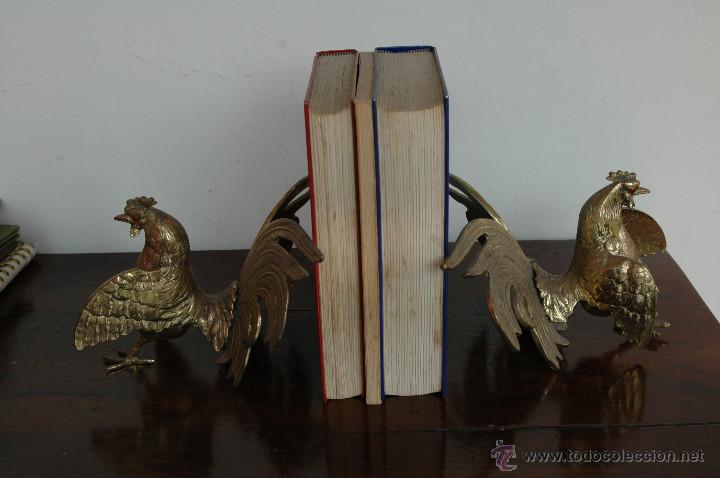 Antig&uuml;edades: SUJETALIBROS GALLOS DE BRONCE ............ENVIO GRATIS - Foto 1
