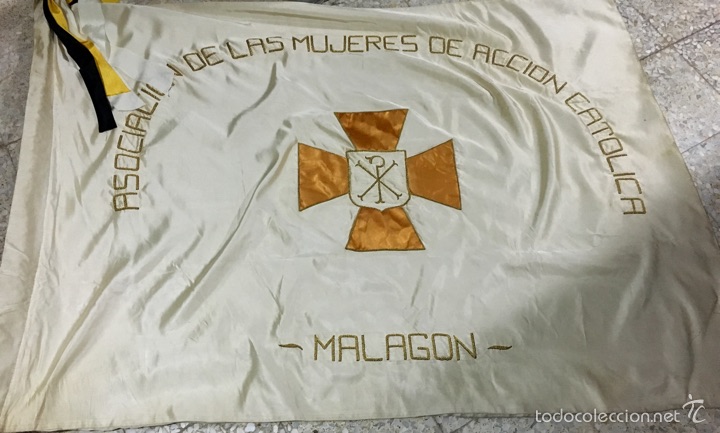 Antiques: IMPRESIONANTE Y GIGANTE BANDERA DE ACCI&Oacute;N CAT&Oacute;LICA, EN SU MALETA ORIGINAL Y PENDON