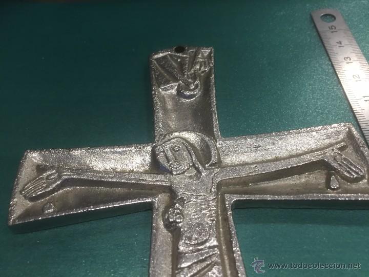 Antig&uuml;edades: raro crucifijo,desconozco material - Foto 1