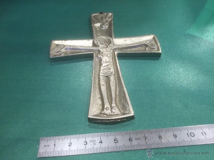 Antig&uuml;edades: raro crucifijo,desconozco material - Foto 2