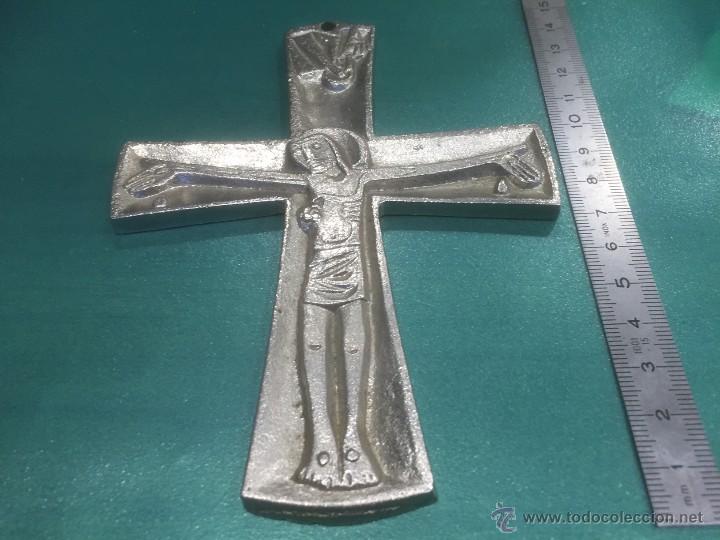 Antig&uuml;edades: raro crucifijo,desconozco material - Foto 3