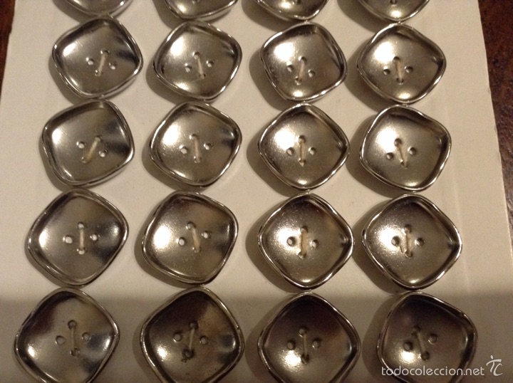 Antig&uuml;edades: Botones met&aacute;licos 2 cm - Foto 2