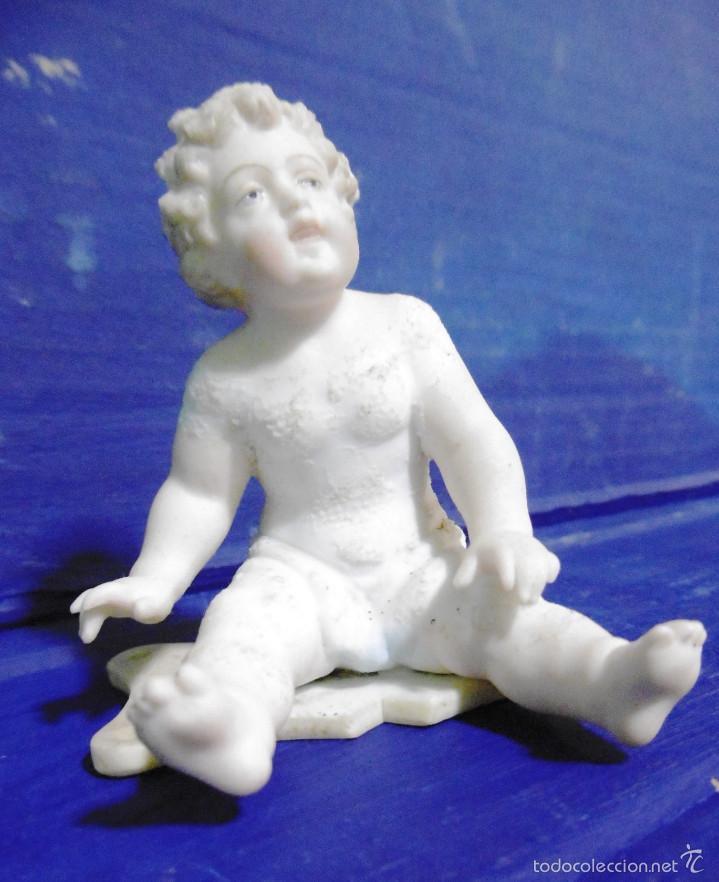 Antig&uuml;edades: DELICADO BISCUIT DE REMATE BEBE SENTADO 7 CMS - Foto 1