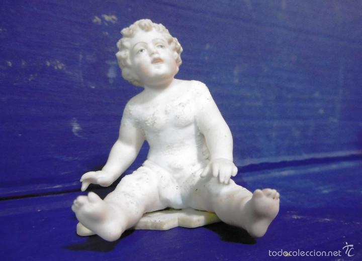 Antig&uuml;edades: DELICADO BISCUIT DE REMATE BEBE SENTADO 7 CMS - Foto 2