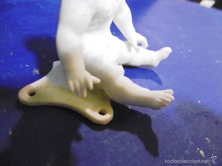 Antig&uuml;edades: DELICADO BISCUIT DE REMATE BEBE SENTADO 7 CMS - Foto 3