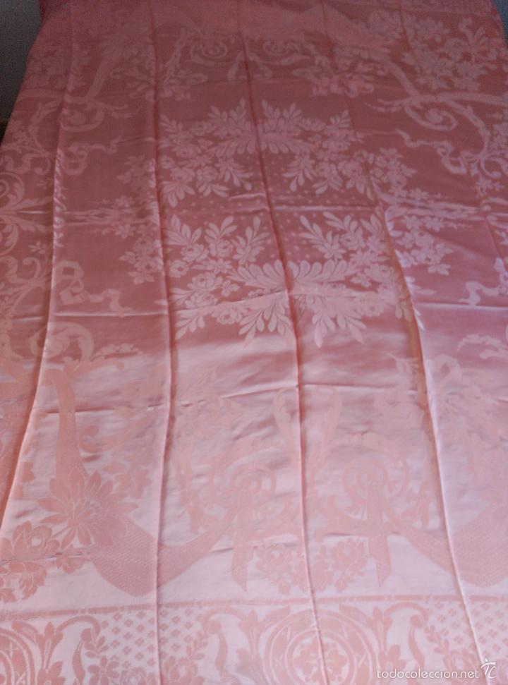 Antig&uuml;edades: Colcha de raso adamascada rosa fleco madera - Foto 1