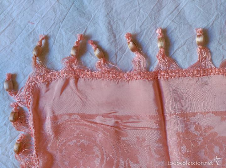 Antig&uuml;edades: Colcha de raso adamascada rosa fleco madera - Foto 3
