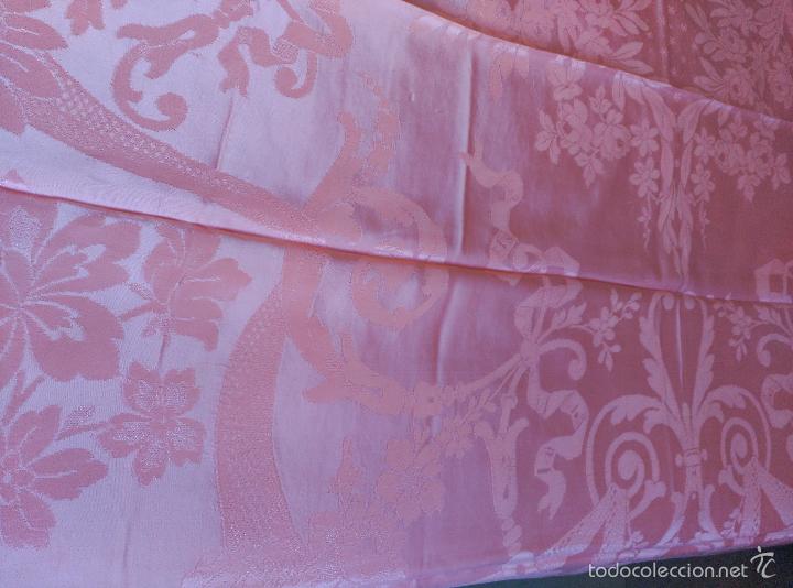 Antig&uuml;edades: Colcha de raso adamascada rosa fleco madera - Foto 4