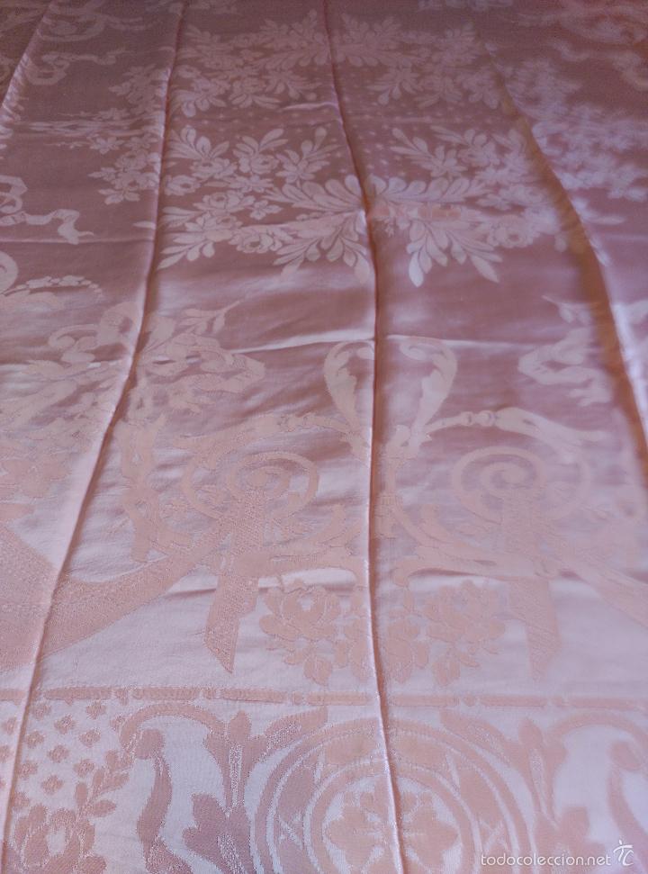 Antig&uuml;edades: Colcha de raso adamascada rosa fleco madera - Foto 5