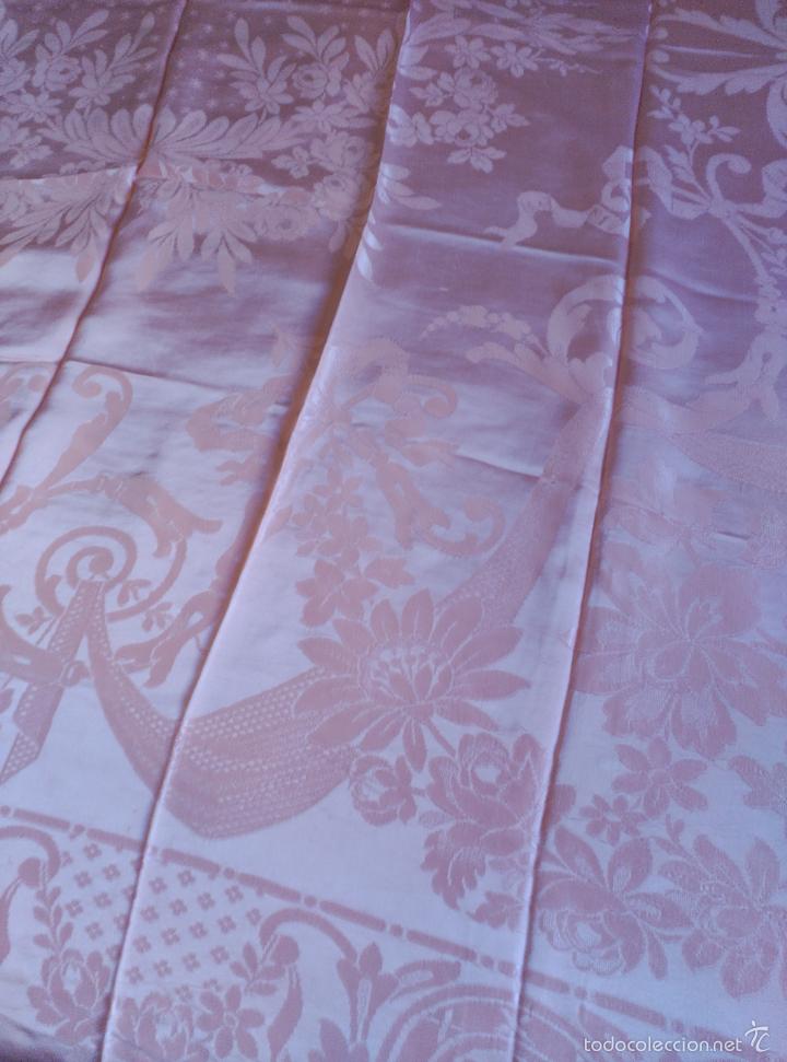 Antig&uuml;edades: Colcha de raso adamascada rosa fleco madera - Foto 6