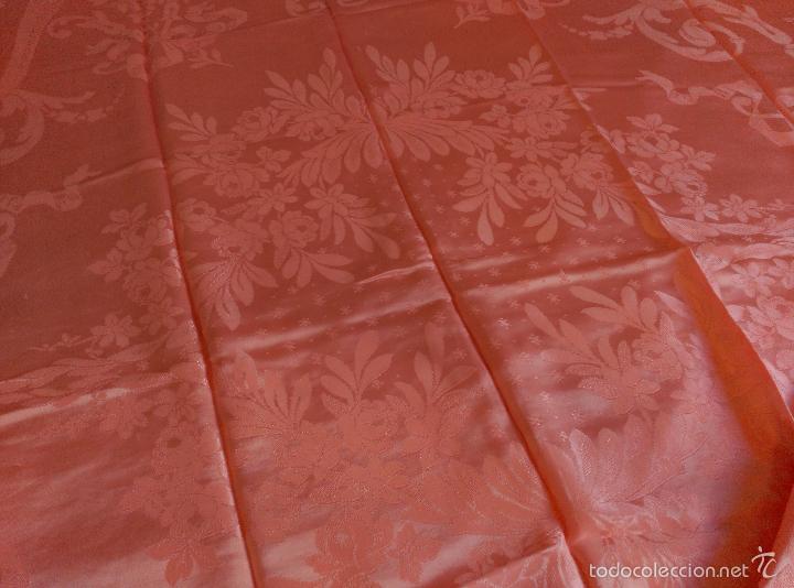 Antig&uuml;edades: Colcha de raso adamascada rosa fleco madera - Foto 7