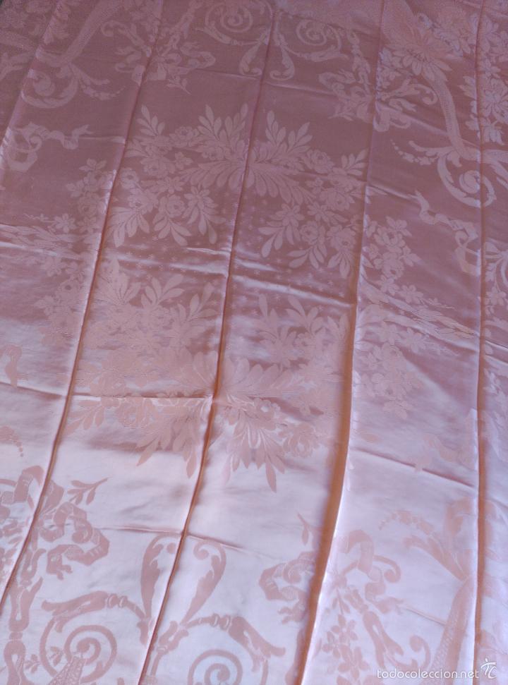 Antig&uuml;edades: Colcha de raso adamascada rosa fleco madera - Foto 8