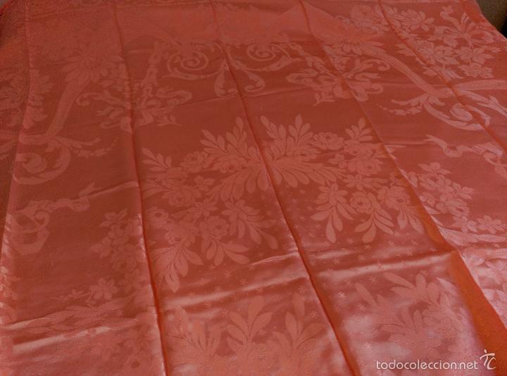 Antig&uuml;edades: Colcha de raso adamascada rosa fleco madera - Foto 9
