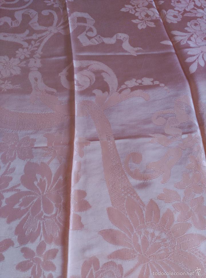 Antig&uuml;edades: Colcha de raso adamascada rosa fleco madera - Foto 10