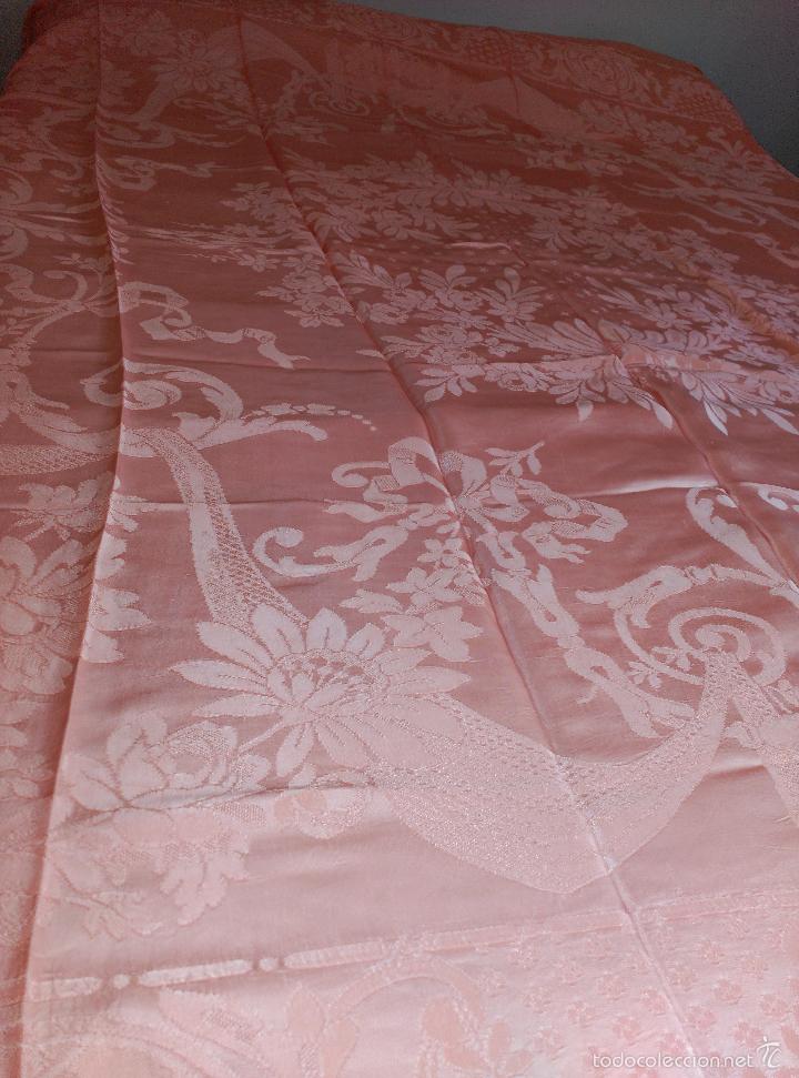 Antig&uuml;edades: Colcha de raso adamascada rosa fleco madera - Foto 11
