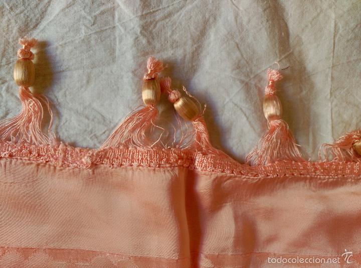 Antig&uuml;edades: Colcha de raso adamascada rosa fleco madera - Foto 15