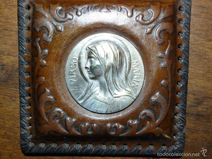 Antig&uuml;edades: MEDALLA DE PLATA EN MARCO DE CUERO REPUJADO - Foto 1