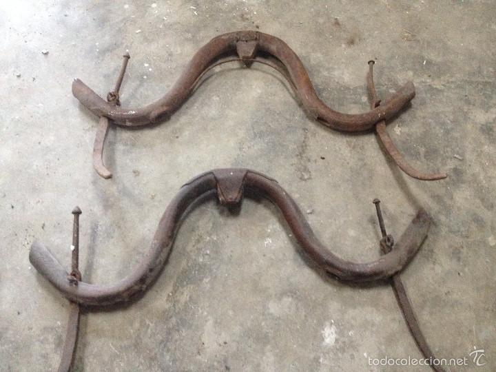 Antig&uuml;edades: YUGOS DE HIERRO LOTE DE DOS - Foto 1