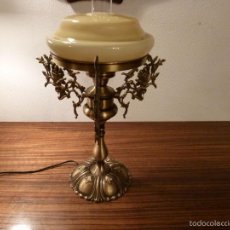 Antigüedades: LAMPARA DE SOBREMESA DE BRONCE CON TULIPA MARRON. Lote 55661202