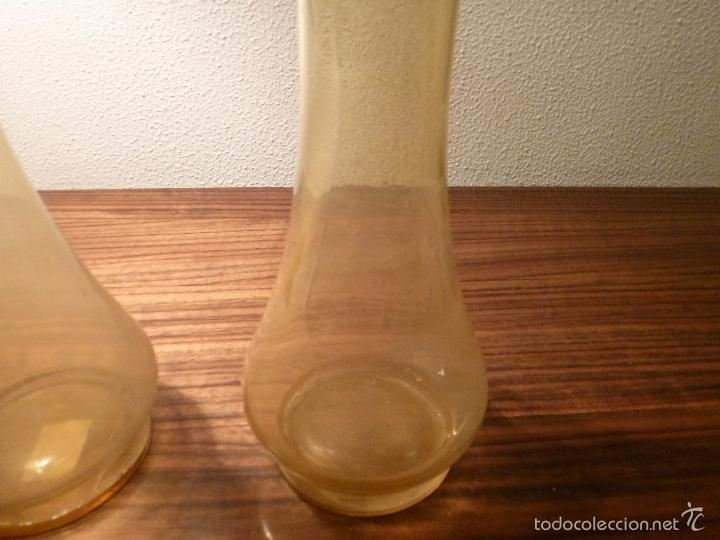 Antig&uuml;edades: dos jarrones de cristal amarillo - Foto 3