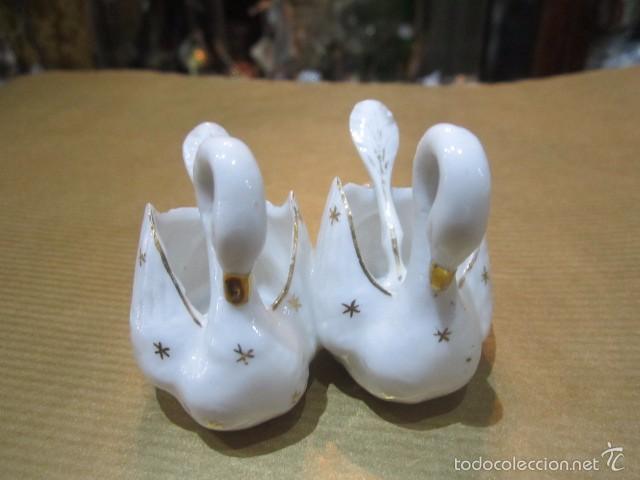 Oggetti Antichi: Antiguo salero y azucarero en porcelana, con cucharillas. 5 cms. altura x 6 cms. ancho.