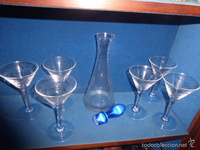 Oggetti Antichi: JUEGO DE LICOR DE CRISTAL TALLADO CON RACIMOS Y EL TAPON DE LA BOTELLA DE CRISTAL AZUL
