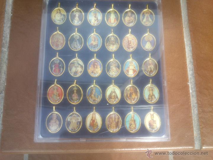 DEVOCIONES DE LA VIRGEN EN ESPAÑA 30 MEDALLAS CON VIRGENES DE ESPAÑA (Antigüedades - Religiosas - Medallas Antiguas)