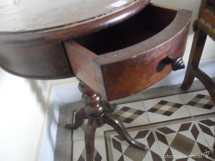 Antig&uuml;edades: MESA AUXILIAR REDONDA CON CAJON - Foto 2